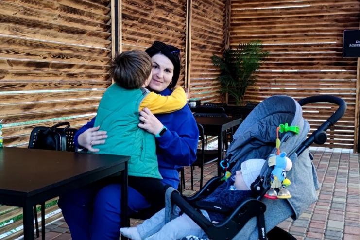 Жителька Кілії, яка виховує двох діточок і одночасно працює, виготовила і відправила на фронт близько тисячі окопних свічок